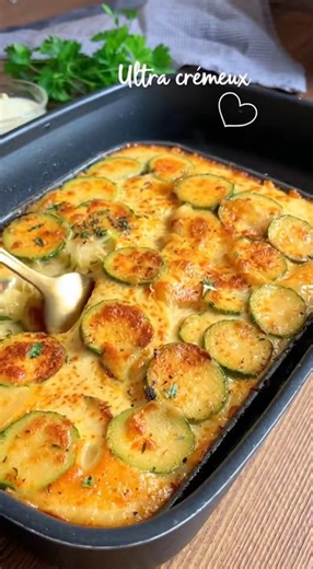 Gratin fondant de courgettes au fromage (Airfryer) Nombre de personnes : 3 à 4 Temps de préparation : 10 min Temps de cuisson : 20–25 min Ingrédients 3 courgettes moyennes (≈ 600 g) 1 petit oignon (≈ 60 g) 1 gousse d’ail 150 ml crème liquide (30 % MG recommandé pour plus d’onctuosité) 120 g fromage râpé (emmental, mozzarella ou mélange) 10 g beurre (pour le plat) 1 c. à soupe persil ou herbes de Provence Sel Poivre Préparation 1. Préparer les légumes Laver les courgettes et les couper en fines r