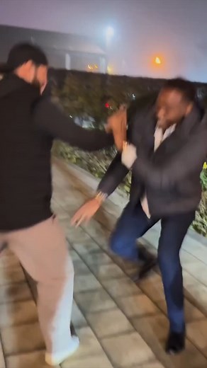 ⚔️ JON JONES ET KHAMZAT CHIMAEV FONT UN PETIT SPARRING DANS LA RUE ! À l'occasion de sa venue en Tchétchénie, "Bones" a passé quelques moments avec Khamzat Chimaev. Forcément, c'est parti en sparring improvisé dans la rue entre les deux ! Et Khamzat a réussi à emmener Jones au sol ! | Uppercut Combat