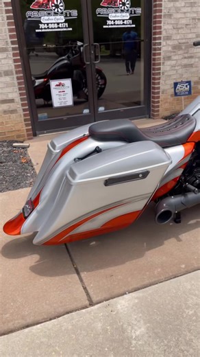 Another brand new build finished up. 21 Inch Fat Tire. Full build from motor to stereo to everything else you can see. Nice detailed work. That’s what we do!!! #absolutecustomcycles #cleanassbuilds #harleydavidson #roadglide @topshop_bagger_products #topshopbaggerproducts #factory47 @factory_47 @smtwheels #smtmachining @dirty_air #dirtyair @dakota_digital #dakotadigital #paintbyhamptons #powderbyhamptons #baggers #like #share #save #lkn #lakenorman #denvernc #details #drake #21fatfrontwheel #hig