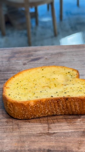 What if garlic bread could hold more toppings?” 👀 Smashed it down. Loaded it up. Baked it to perfection. This is your new obsession. #GarlicBreadBoat #FoodTrend #tattooeddadchef #EasyEats #GarlicBread #ItalianSausage #CheesePull #OvenBaked #ComfortFood | William InkandEats