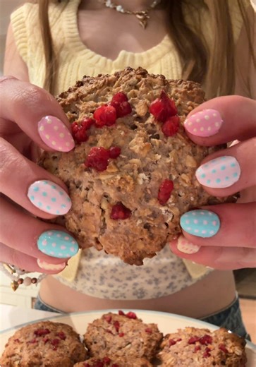 .ೃ࿔*:･✨bake rasberry and white chocolate cookies with me 🍓🍪 by the way … my outfit is from @Cider 💖 Recipe:💕 •1 1/2 cup oats •3/4 cup flour •7-9 tbsp honey/maple syrup •1/4 cup coconut oil •1 egg •1/2 tsp baking powder •cinnamon •vanilla extract • salt •white chocolate •rasberries (Because rasberries hold a lot of moisture you will probably need to add more oats and flour 😊💖) Enjoy ! 😋 Also you can use code BLUE15 for money off @ShopCider 🫐💗#asmrsounds #baking #bakewithme #Cookies #choc