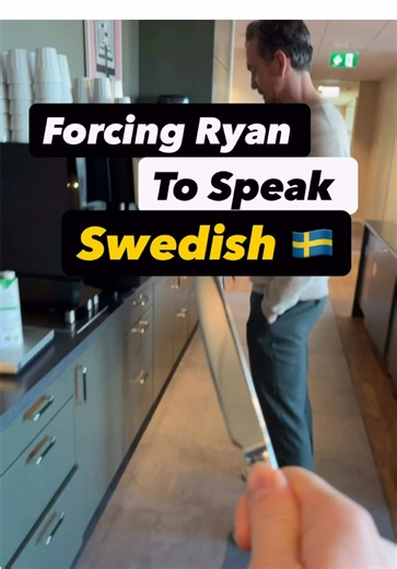 🇸🇪 Svenska Fred har fått nog. Ryan kan svenska – men vill han? 🤨 Lösningen? Ett extremt pedagogiskt grepp: 👉 “Prata svenska.” (uttalat med ett mycket hotfullt… plastkniv-leende 😄) Ryan svettas. Verb böjs fel. Men mirakel sker – svenskan kommer fram. FluentSwedishFast: Där motivationen är… intensiv. ⸻ 🇬🇧 English Fred has had enough. Ryan can speak Swedish – but does he want to? 🤨 The solution? An extremely educational method: 👉 “Speak Swedish.” (delivered with a very threatening… plastic