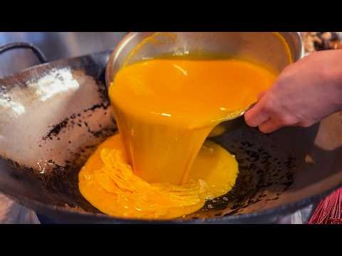 とある中華料理店による定番のまかない飯。 From an Unsung Chinese Kitchen, a Glorious Mess Over Rice