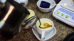 ¡Probamos el café con huevo en Hanoi! ¿Café con huevo? ¡Hay mezclas imposibles que al catarlas hacen que cambiemos de opinión! Dale al play y verás cómo reacciona Verónica Zumalacárregui al probar la bebida de Café con Huevo. El nuevo capítulo de la serie Me voy a comer el mundo hoy a las 22:00h en Canal Cocina. http://canalcocina.es/programa/me-voy-a-comer-el-mundo #MeVoyAComerElMundo | Canal Cocina