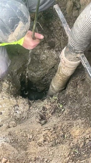 Soft digging with vacuum truck for high pressure gas main #utilityconstruction #Vac-Tron