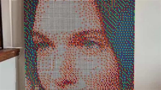 Il peint Charlotte Cardin avec 1200 cubes Rubik