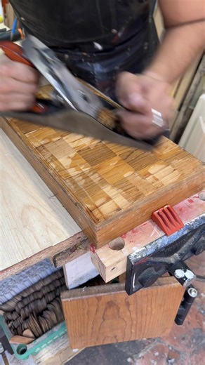 Restaurar no es solo reparar… es devolverle la vida a una historia. ♟️🪵 En este proyecto estoy trabajando en la restauración de un tablero de ajedrez, cuidando cada detalle para recuperar su forma, su contraste y su esencia original. Cada pieza, cada cuadro y cada veta tienen algo que contar. Es un proceso que exige paciencia, precisión y respeto por el trabajo que alguien hizo antes. Porque restaurar también es honrar el oficio. Dar nueva vida a la madera es, en el fondo, seguir escribiendo su