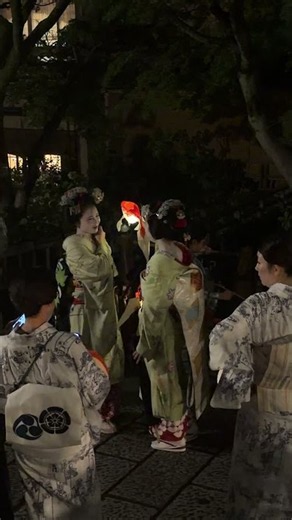 美しい舞妓さんの提灯行列 - Maiko at Farewell Lantern Procession at Gion Matsuri