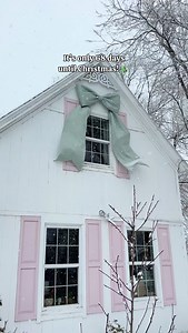 Here’s a slow(er) tour of my house at Christmas! This is 7 years of slowly doing one or two new projects a year. My house was in Better Homes and Gardens for the holidays one year so I really went all out then. But it’s taken awhile to get here. We have a small basement and have storage there for the decor. It’s a little overwhelming to put up and take down every year. I know this level of decor isn’t for everyone, but I love it! And I hope something in here inspires you 🎄💗 | At Home with Ashl