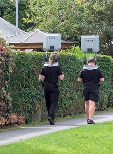 « Deux hommes portant des appareils montés sur l'épaule, de couleur grise, avec 4 cercles noirs et un panneau carré noir. Chaque personne a l'appareil attaché autour de la taille. Ils semblent être une sorte d'équipement de balayage ou de détection. Que sont-ils ? » Vérifiez les commentaires ⬇️ | Perles rares de Belgique