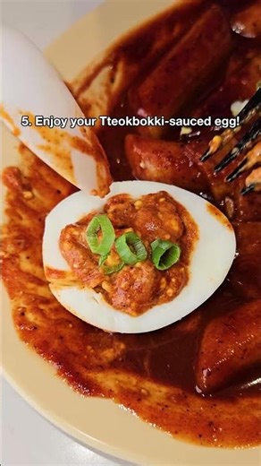How Koreans eat the egg in Tteokbokki + a tutorial! 🍳