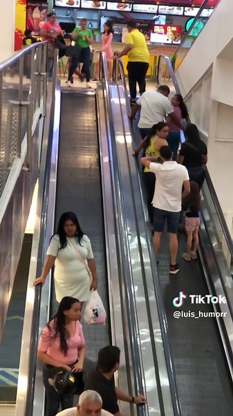 Bromas en las escaleras eléctrica 😂😂 #venezuela🇻🇪 #dios #venezolanosenelmundo #humor #risastiktok #comedia #risas #viral