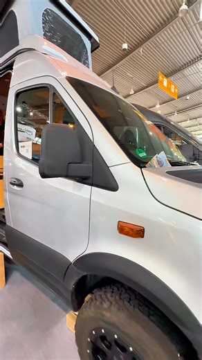 🚐 Flow Camper Max è un van camperizzato basato sul Mercedes Sprinter 💢 Progettato per massimizzare l’autosufficienza con un’estetica “rustico-chic” in vero legno. 👉 Configurazione Modulare: Può ospitare da 2 a 5 persone e offre fino a 4 posti letto (combinando il letto fisso posteriore con un tetto a soffietto opzionale). ➡️ Cucina Estraibile: Il modulo cucina include un fornello a due fuochi che può scorrere verso l’esterno o essere rimosso per cucinare all’aperto. 🚻 Bagno “Flow” Espandibil