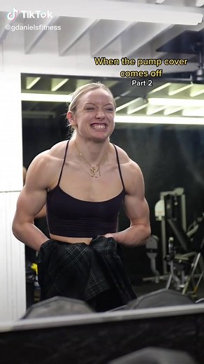 Georgia Daniels Mega Traps Flexing - Female Muscle Thirst Trap Challenge
