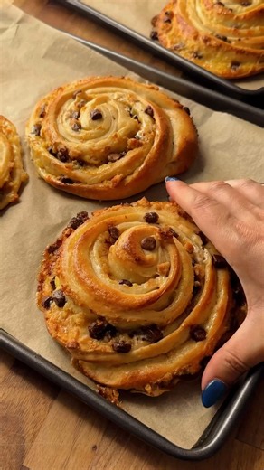 Quick and Easy S'mores Rolls for Any Occasion full recipe description #easyrecipe #backing #recipe