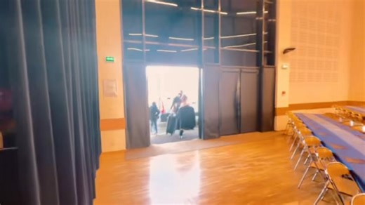 🎥 Les coulisses… sans filtre 😜 Avant de se retrouver devant les projecteurs, avant de monter sur scène, avant le show… il y a tous ces moments de rire, de partage entre nous. Dans cette vidéo d’une vingtaine de minutes, ( je sais … c’est long … on a pas réussi à faire plus court) on vous embarque dans les moments OFF, sans filtre et entre nous pour vous partager notre énergie, notre bonne humeur… et nos fous rires 🤪 Préparation, concentration, délires… tout ce qu’il faut pour être prêts à tou