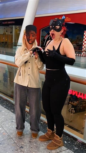 Lucas didn't see him👀 #funny #pranks #catwoman #ruiva #cosplay #strangerthings #lucas #demogorgon