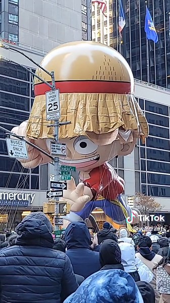 #Luffy popped his hat but that's ok! We're thankful that the future king of pirates made it to the parade. Happy Thanksgiving! #onepiece #waltrants