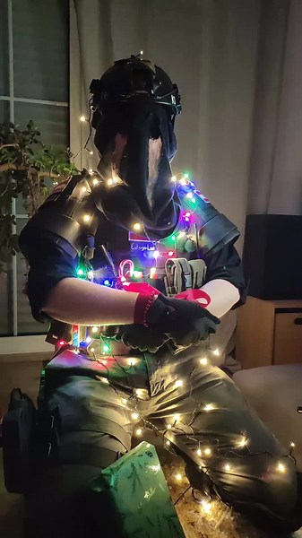 captured by N/Y for Christmas.. Merry Christmas you beautiful people!🐙🫂✨🫶🏻 ps: the ribbon was a hell of a fight XD @Annika AJL #christmas #cosplayer #fyp🖤 #masked #königcod