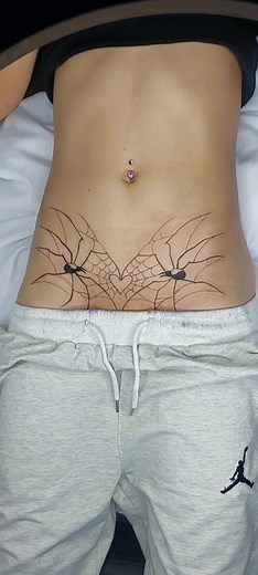Tattoo en pelvis 🕷🕸🕷 #tatuajes #tatuajemujer #tattoodark