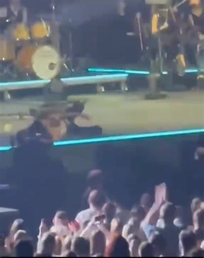 Пала сам у зору пала 🤣🤣🤣 Јбг навикла да је на коленима 🤭🤣 | Dolly Bell