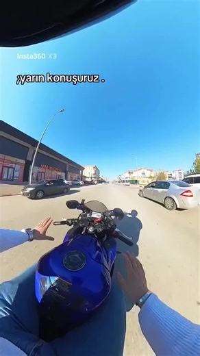 Sıradaki Haber on Instagram: "İstanbul’da bir motosiklet sürücüsü, birkaç saniye sonra başına geleceklerden habersizce motoruyla ilerlerken, hayatını derinden etkileyecek büyük bir kazayla karşı karşıya kalacağından habersizdi."