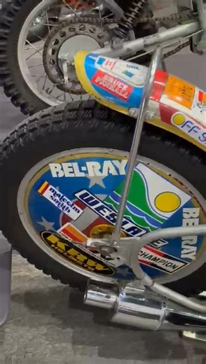 Moto y traje de Bruce Penhall, varias veces Campeón Mundial de Speedway en los 80’s. ¡Década tras década Bel Ray sigue siendo el aceite de los campeones ! #BelRay #costarica #motos #motocross | Bel Ray Costa Rica
