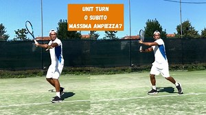 Nel dritto moderno la Unit Turn è un elemento tecnico fondamentale per accumulare energia da rilasciare al momento dell'impatto sulla palla. Infatti, la rotazione unita di spalle e di anche prima di muovere i piedi ti permette di ottenere un angolo di separazione di 30° indispensabile per l'accelerazione del movimento. | Tennis Winner Game