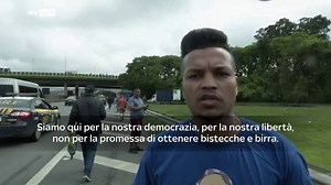 In Brasile dopo l'annuncio della vittoria del rivale, Luiz Inacio Lula da Silva, il presidente uscente Jair Bolsonaro non ha ancora parlato pubblicamente. Il suo silenzio sta alimentando la tensione, con i gruppi più radicali che si stanno organizzando anche sui social per la mobilitazione. I 'bolsonaristi' preparano sit-in davanti alle caserme per chiedere l'intervento federale. Preoccupano intanto gli oltre 230 blocchi stradali e autostradali istituiti dagli estremisti di destra nei vari stati