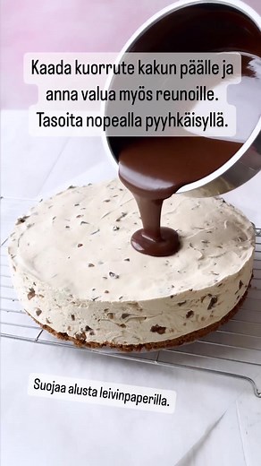 Kinuskinen Daim-kakku osuu ja uppoaa! Tästä ei herkkukerrointa puutu. Resepti löytyy nyt Kinuskikissan blogista. kinuskikissa.fi/daim-kakku | Kinuskikissa