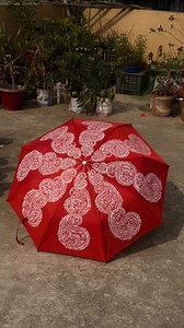 কার কার লাগবে এমন বাহারি কলকা ছাতা?? সামনে যাদের pre wedding shoot আছে তারাও কোনো সাবেকি লুকস এর photoshoot এ props হিসাবে use করতে পারো বা যাদের সামনে বিয়ে আছে তারা তাদের বিয়ের তত্ত্বেও দিতে পারো এমন bridal ছাতা। নভেম্বর ২০২৬ এর বিয়ের সামগ্রীর order নেওয়া হচ্ছে। যারা অর্ডার করতে চাও whtsapp কর 8013643947 এই নং এ । | Makeover by TINNI 8013643947