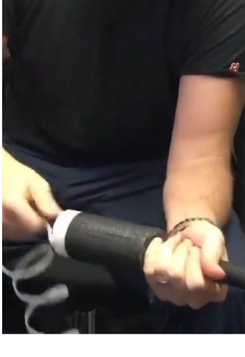 Personne fait ça comme moi. Je tire le fil… et BOOM 💣 Grip posé en 10 secondes. Propre. Net. Sans bavure. Link in bio 🔗 #baseballlife #grip #skill #foryou #viralvideo