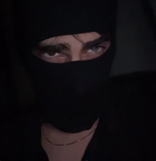 𝓐𝓽𝓱𝓻𝓲 on Instagram: "#maaskedman #hetrochromia #fyp #explore"