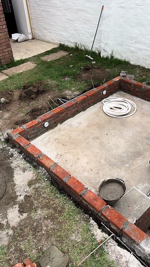 Avanzando con nuestra pileta de material! 🏊🏼‍♂️ Piscinas desde cero! 🧱Hoy levantamos paredes! Obras que se levantan! #piscinas #construccion #arquitecto #curso #obra