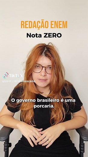 Assista até o final e aprenda a culpar o governo da forma certa! 👊 Culpabilizar o Estado pelos problemas abordados na Redação ENEM é uma das estratégias de argumentação mais usadas nos textos nota 1000. Por isso, você também pode usá-la ao escrever a redação. Mas você precisa aprender a fazer isso da forma certa! 🤔 Ao culpar o governo, você deve comprovar essa culpa, por meio de repertórios socioculturais que justifiquem a falta de ação do órgão responsável pelo bem-estar da sociedade brasilei
