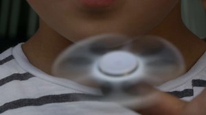 Le "hand spinner", nouveau jouet star des cours de récréation