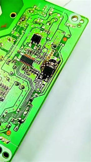 Removing an SMD MOSFET from a PCB using a standard soldering iron.#soldier #remove #mosfet