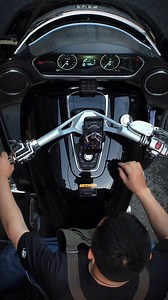 🚨 PERKENALKAN – SOUD S2000GL: Motosikal Pertama Dunia Dengan Enjin Flat-8 2000cc! 🚨 🛣️ Kuasa & Gaya Dalam Satu Mesin Touring Mewah! 🛣️ Inilah SOUD S2000GL, motosikal mewah jarak jauh yang dilengkapi enjin 8 silinder mendatar pertama di dunia! Direka untuk tunggangan jauh, penuh kuasa dan teknologi terkini. 💥 Ciri Utama: ✅ Enjin 2000cc Flat-8 – Pertama Di Dunia! ✅ 153.7HP & 190Nm Tork ✅ Transmisi Automatik DCT 8-Kelajuan ✅ Suspensi Elektronik Boleh Laras (Depan & Belakang) ✅ Skrin TFT 12.3”,