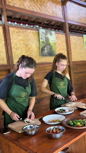 Ubud Cooking Class Vibes! 🤩🌿 Learning delicious Indonesian recipes in the heart of Bali! #cookingclassinubud #ubudcookingclass #balicookingclass #ubudbali #bali