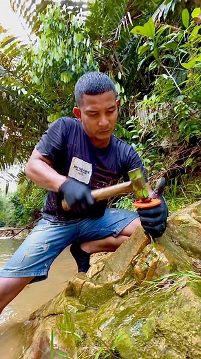 102K views · 438 reactions | Breaking the Stone See what's inside #breakingstone #stone #gemstone #jade #digginggemstone #break #agate #huntinggear #freedom #photography | Jonnaidi Jhon Diamond | Facebook