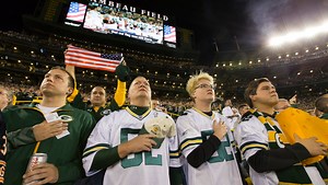 Packers lock arms during anthem; fans chant 'USA, USA'