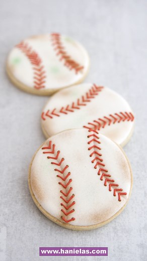 Decorated Baseball Cookies: https://www.hanielas.com/baseball-cookies/ | Haniela's