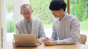 シニアパソコン教室 パソコンの使い方を教わる高齢者男性