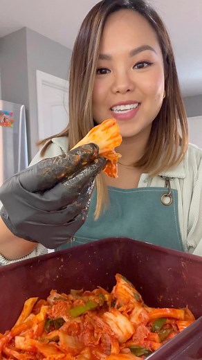Part ✌🏼of my KIMCHI reveal and taste test 😋 I left the kimchi to ferment at room temperature for 24 hours and then put the whole container into the fridge to ferment for another 3-4 days. That’s when I jar up the kimchi, store it in the fridge and eat it. It continues to ferment and get more sour the longer it stays in the fridge. *PRO TIP: use a dry and clean utensils when digging in each time! If your kimchi ever gets too sour, don’t throw it away! Make kimchi jjigae, fried rice or stir fry 