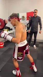 El gran campeón Francisco "Chihuas" Rodríguez dando los toques finales en su banquillo minutos antes de destronar al medallista de oro olímpico de Tokio Galal Yafai en su suelo natal en Birmingham, Reino Unido ayer! 🇲🇽👊 #TeamChihuas #rodriguezyafai #CaneloTeam #noboxingnolife #knuckleheads | Viva Promotions