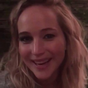 When you're left with HALF a face of make-up before the Golden Globes After Party thanks to Emma Stone. 😂 Sucks, doesn't it, Jennifer Lawrence? | KIIS 1065