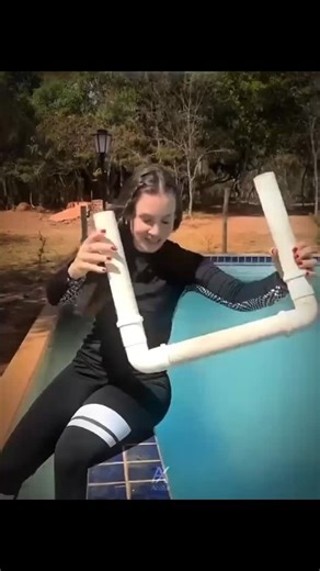 @_7_edit_for_you_ on Instagram: "日本利用压电瓷砖将脚步转化为电能。这些瓷砖捕捉来自你脚步的动能。当你行走时，你的重量和动作会对瓷砖产生压力。瓷砖会轻微弯曲，从而产生机械应力。瓷砖内部的压电材料将这种应力转化为电能。每一步都会产生少量电荷，而数百万步结合在一起就能产生足够的电力来驱动 LED 灯、数字显示屏和传感器。在像涩谷车站这样繁忙的地方，每天大约有 240 万个脚步为这一系统作出贡献。这些电能可以被储存或立即使用，从而减少对传统电力来源的依赖，并支持可持续的城市基础设施。这种方法将日常运动转化为实用的可再生能源 #日本 #知识 #事实 #你知道吗 #推荐 #科技 #创新 #历史 #技术 #实验 #热门"