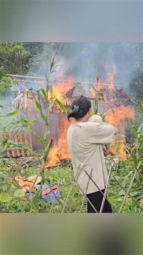 141K views · 1.6K reactions | Single mother bamboo house burns big #bamboohouse #singlemom #building #construction #bushcraft | Riley Logan | Facebook