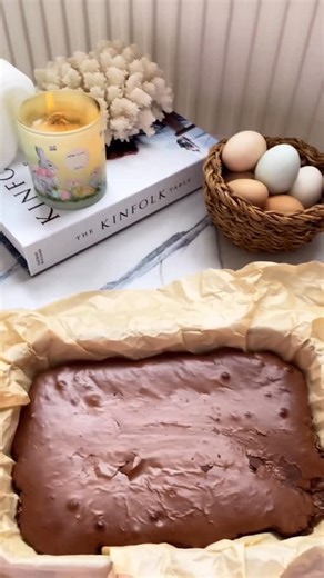 Ayris Kovancı Ak on Instagram: "✨SUFLE BROWNİE 🤎✨(Eng in below 👇🏻) Üzeri incecik kabuklu içi akışkan brownie 🤤 Malzemeler: •3 adet yumurta •1 su bardağı toz şeker •300 gr bitter çikolata •2 dolu yemek k. tereyağı •1 su bardağı un •Çikolata ve tereyağını benmari usulü veya mikrodalgada eritin •Yumurtaları ve toz şekeri büyük bir kasede karışana kadar çırpın •Çikolatalı karışımı ekleyip karıştırın •Ununuzu eleyerek ekleyin ve karıştırın •Yağlı kağıt serdiğiniz orta boy dikdörtgen veya kare kal