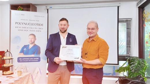 [ RECAP ] Tái cấu trúc sinh học & Phục hồi đa tầng cùng ✨POLYNUCLEOTIDE ✨ Sau buổi training chuyên sâu cùng Dr. Antonio Luca Amore (Promoitalia) để cập nhật kiến thức về Nucleofill – giải pháp phục hồi da đa tầng, tui cũng hiểu thêm về sản phẩm trước khi đem về ứng dụng cho Mỹ Viện nhà mình. Một lần nữa cảm ơn REDO Marketing đã kết nối buổi đào tạo giá trị cho đội ngũ Bác Sĩ. Cùng chờ đón sản phẩm này nha! 🥳 #bacsimaphong #đẹptỉnhtáo #goclamdep | Bác Sĩ Mập Hồng - Hoàng Thiên Minh Trị
